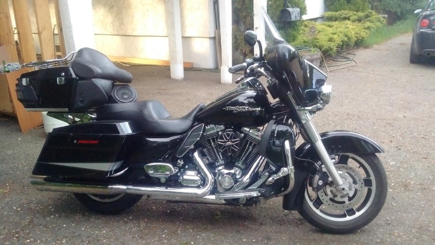 Very Customized 2010 Street Glide (more like a Ultra Glide now)